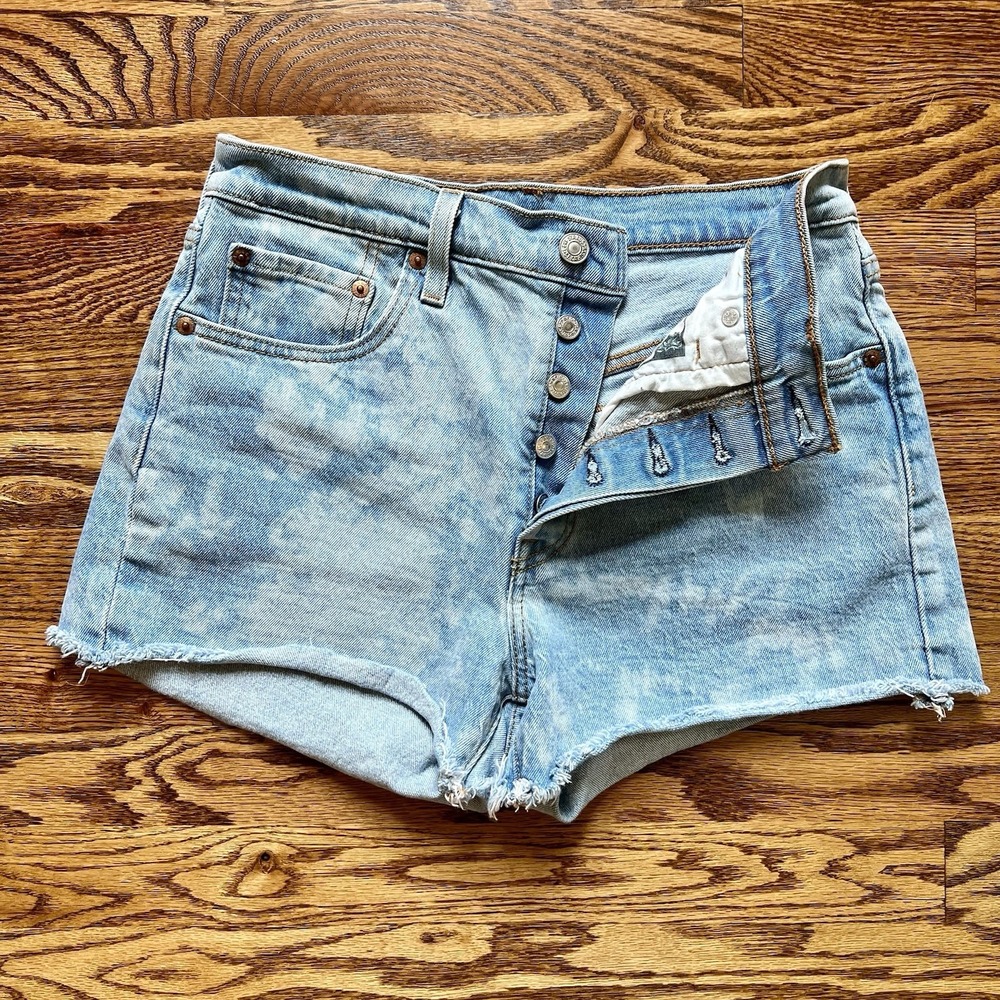 Levi's 501 Shorts Womens Blue High Rise Acid Wash Denim Cutoff Button Fly Sz 28 - Picture 3 of 9